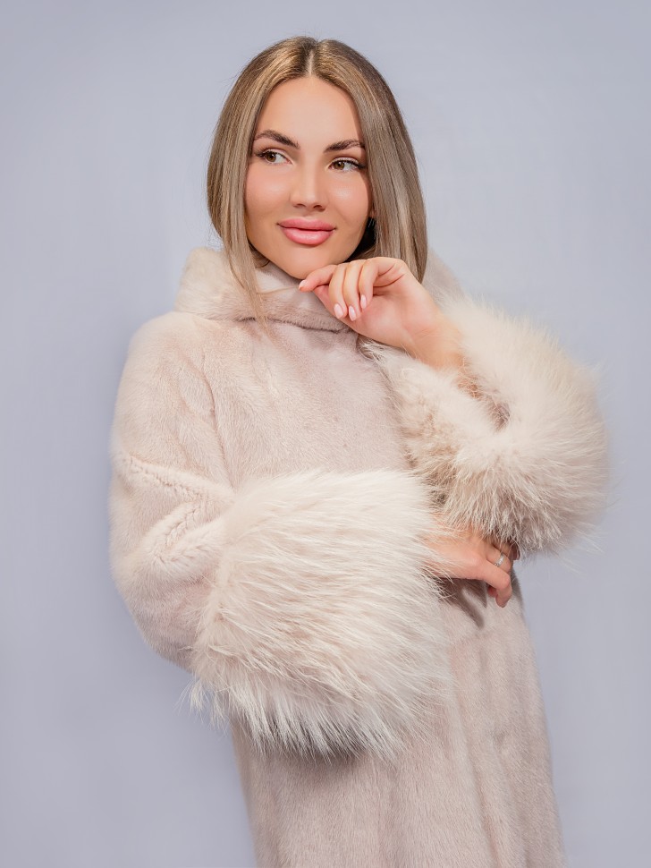 Пальто женское из меха норки "Прямая" с капюшоном с енотовыми рукавами цвет пудра дл.90