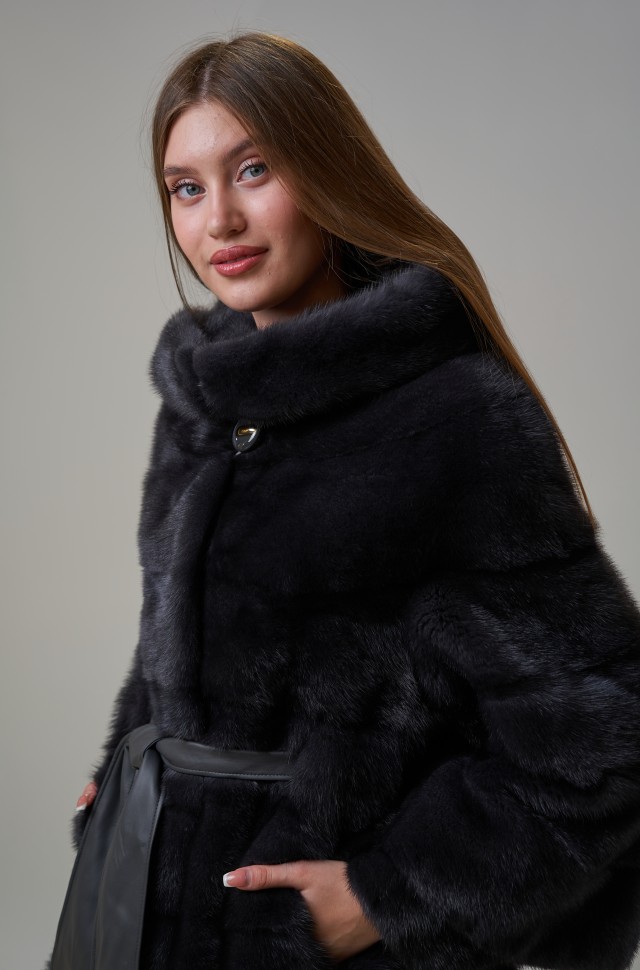 Пальто женское из меха норки "Двойной рукав" с капюшоном цвет графит дл. 100