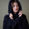 Пальто женское из меха норки "Поперечка" с капюшоном цвет графит дл. 90