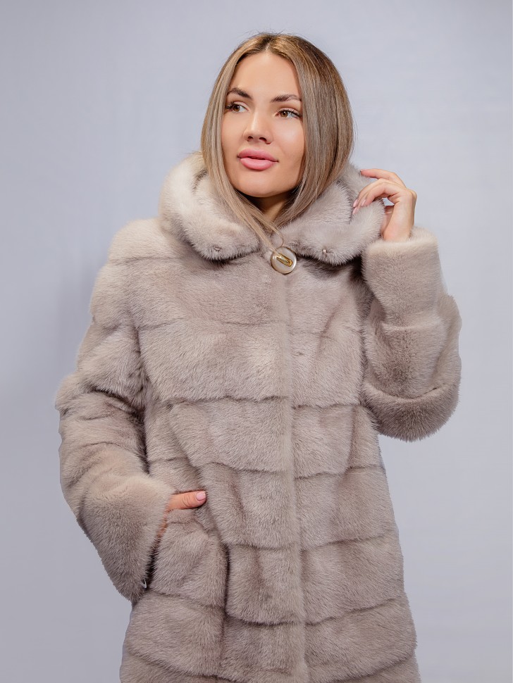 Пальто женское из меха норки "Поперечка" с капюшоном цвет пудра дл.100
